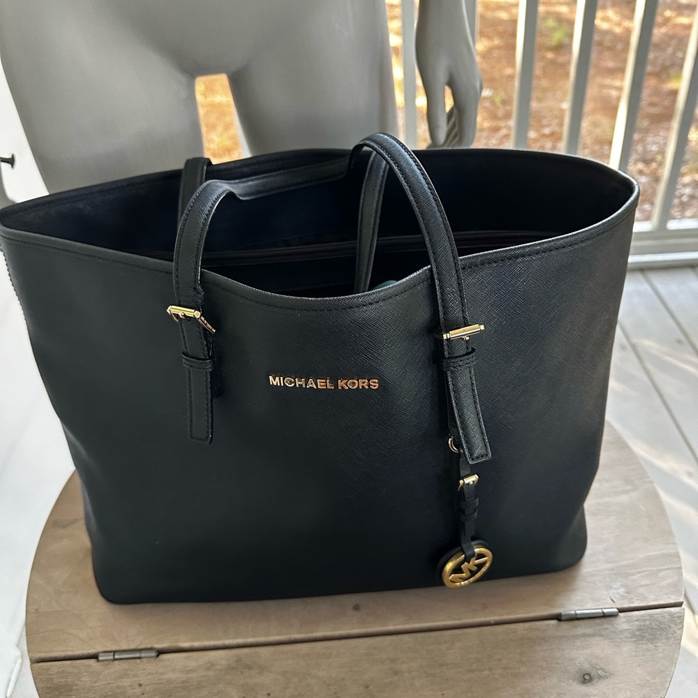 Jet Set Medium Saffiano Black Leather